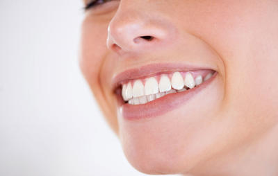 Hvide tænder med tandblegning